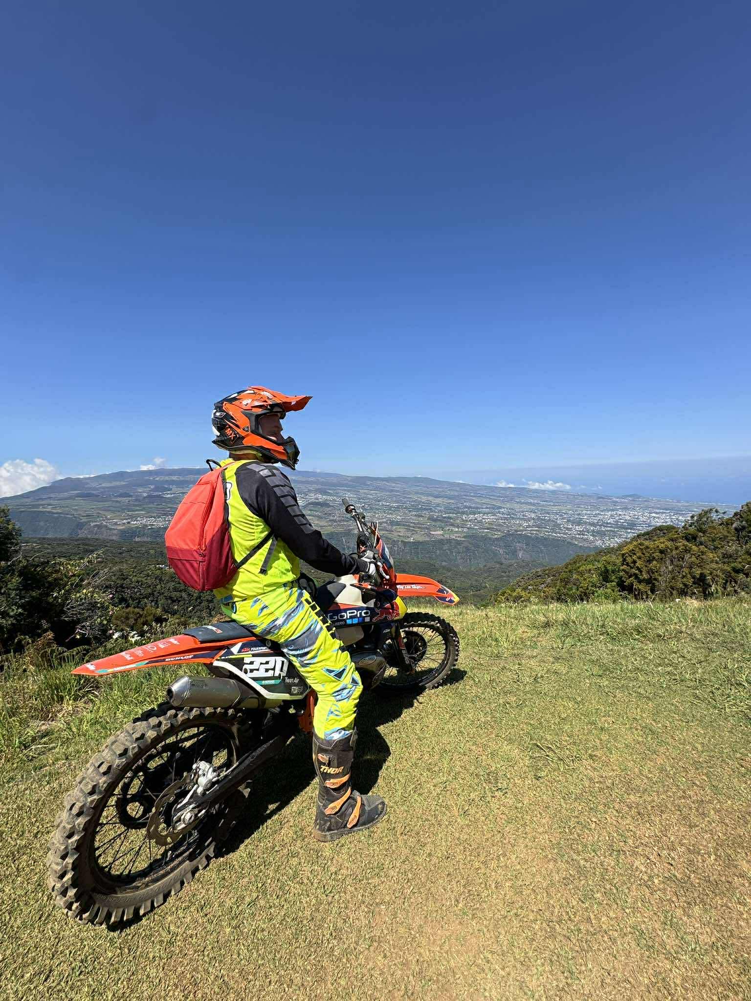 Sortie enduro moto — paysage côtier réunionnais